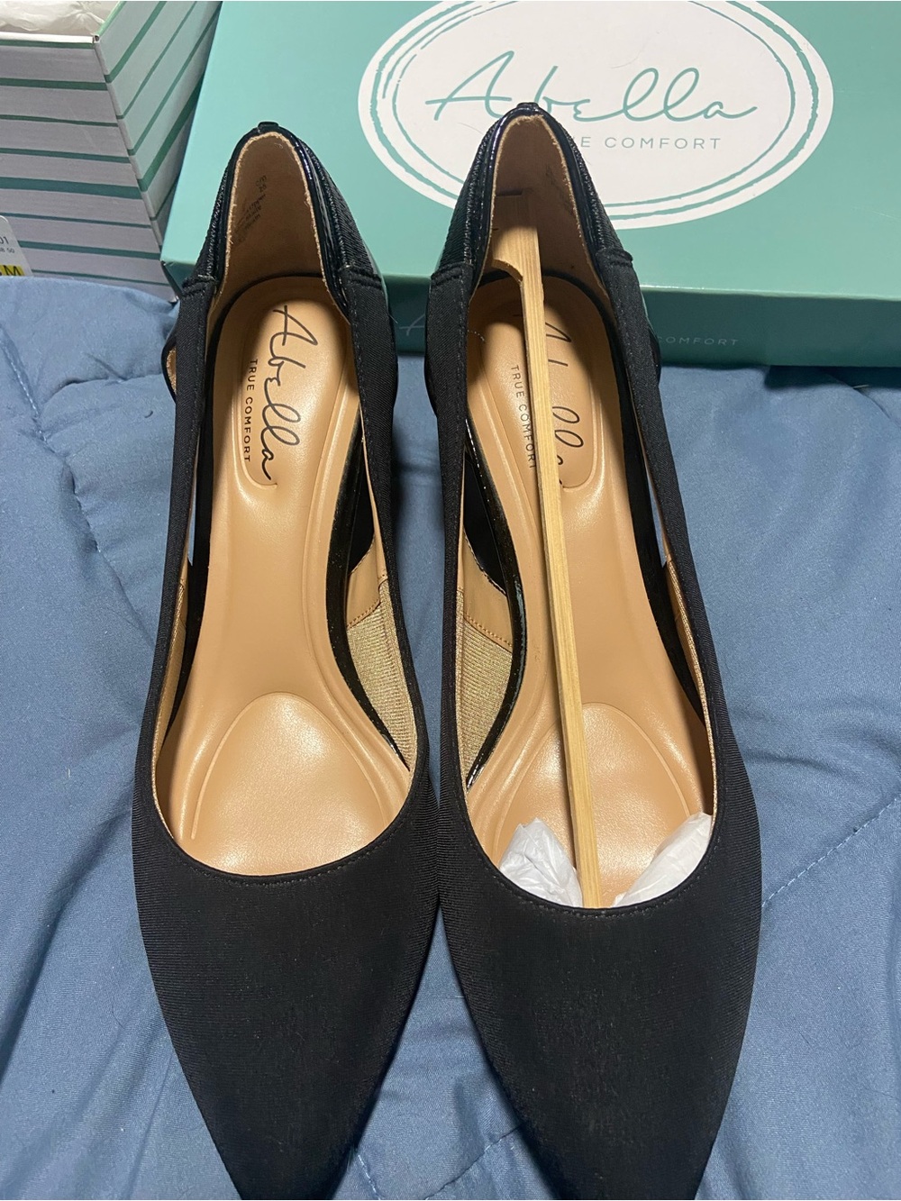 Abella Women's Black Pointed Toe Pumps